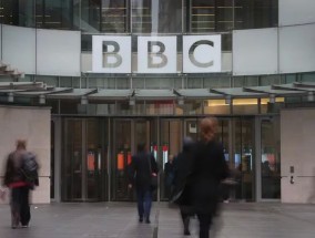 英国广播公司(BBC)新闻频道在收视率暴跌后进行了改组，播出时间被削减了一半